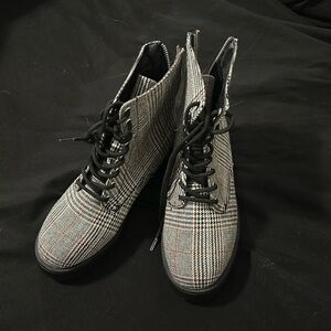 Woman’s Boots size 6